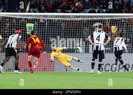 Roma, Italia. 16th Apr, 2023. Rui Patricio portiere di Roma salva il calcio di punizione durante il campionato italiano Serie Una partita di calcio tra AS Roma e Udinese Calcio il 16 aprile 2023 allo Stadio Olimpico di Roma - Foto Federico Proietti/DPPI Credit: DPPI Media/Alamy Live News Foto Stock