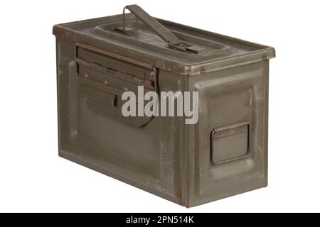 US Army verde metallo .50 cal munizioni scatola isolato su bianco. Foto Stock