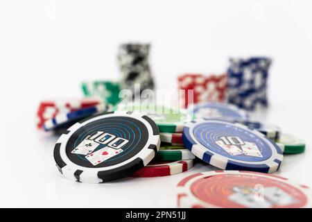 Stack di chip realistici per casinò isolato su sfondo bianco. Cumulo volumetrico di soldi o contanti per i giochi come il poker ed il blackjack, la roulette. Betti Foto Stock