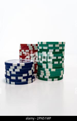 Stack di chip realistici per casinò isolato su sfondo bianco. Cumulo volumetrico di soldi o contanti per i giochi come il poker ed il blackjack, la roulette. Betti Foto Stock