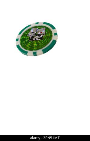 Chip verdi isolati per casinò su sfondo bianco. contanti per giochi come poker e blackjack, roulette. Scommesse club e gioco d'azzardo, tema vincente. copia Foto Stock