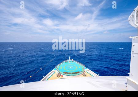 Cozumel, Messico - 5 aprile 2023: Vista del Mar dei Caraibi dalla nave da crociera Radiance of the Seas vicino al Messico. Foto Stock