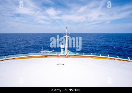 Cozumel, Messico - 5 aprile 2023: Vista del Mar dei Caraibi dalla nave da crociera Radiance of the Seas vicino al Messico. Foto Stock