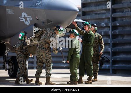 STATI UNITI Marines con Marine Fighter Attack Squadron 242, Marine Corps Air Station Iwakuni, Giappone, effettuano ispezioni post-volo su un aeromobile F-35B Lightning II, durante l'anno fiscale 2023 Korea Flying Training presso la base aerea di Gwangju, Repubblica di Corea, 13 aprile 2023. KFT 23 è un evento di formazione combinato incentrato sull'esecuzione tattica delle missioni di combattimento e fa parte del programma di formazione annuale dell'alleanza ROK-USA. (STATI UNITI Foto corpo marino di CPL. Raymond Tong) Foto Stock