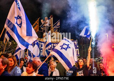 I manifestanti contro la riforma hanno fatto sventolare le bandiere israeliane accanto a una copia gigante della Dichiarazione di indipendenza israeliana e a un modello di carro armato portato dai guerrieri della guerra di Yom Kippur del 73 durante la manifestazione. Centinaia e migliaia di persone si sono radunate per la settimana diritta del sabato 15th contro i piani di revisione giudiziaria della coalizione di Netanyahu, un giorno dopo che l'agenzia di rating Moody's ha declassato le prospettive economiche di Israele da positive a stabili in mezzo alle proposte altamente controverse della coalizione di assestare la magistratura. Foto Stock
