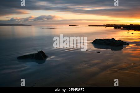 Splendido paesaggio marino al tramonto sulla costa della spiaggia sabbiosa di Salthill a Galway, Irlanda Foto Stock