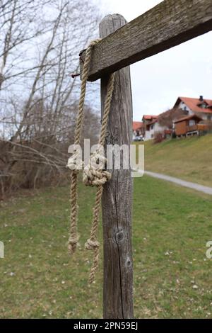 Passaggio dall'inverno alla primavera nelle montagne della Baviera, in Germania. Foto Stock