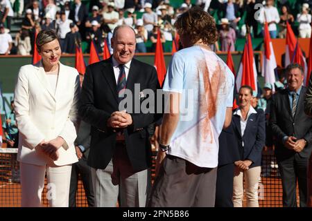 Monaco, Monaco. 16th Apr, 2023. MONACO, Monte Carlo su 16. Aprile 2023; la famiglia reale nel campo da tennis e cerimonia di vittoria per Andrey RUBLEV -, principessa Charlene, principe ALBERTO II alla presentazione del trofeo al vincitore del torneo a Andrey Rublev, finale Open Rolex Master 1000 Monte Carlo Aprile 16 2023., Foto e copyright immagini Thierry CARPICO/ATP (CARPICO Thierry/ATP/SPP) Credit: SPP Sport Press Photo. /Alamy Live News Foto Stock