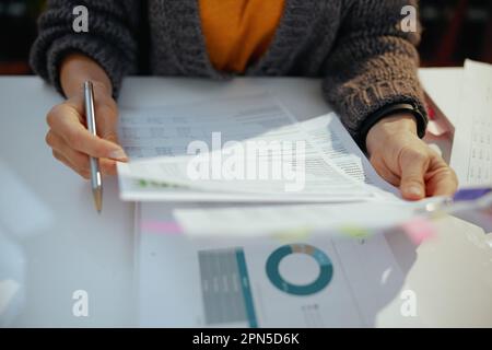 tempo fiscale. donna contabile che lavora con i documenti. Foto Stock