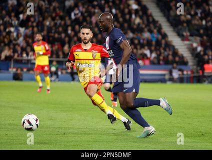 Parigi, Francia. 15th Apr, 2023. Danilo Pereira di PSG, Adrien Thomasson di Lens (a sinistra) durante il campionato francese Ligue 1 partita di calcio tra Paris Saint-Germain (PSG) e RC Lens il 15 aprile 2023 allo stadio Parc des Princes di Parigi, Francia - Foto Jean Catuffe/DPPI Credit: DPPI Media/Alamy Live News Foto Stock