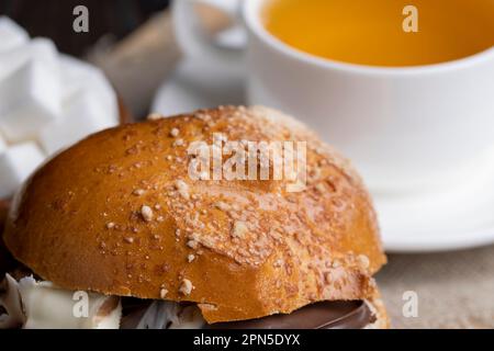 Tostapane bianco con fette di pane e una tazza di caffè sul tavolo, primo  piano Foto stock - Alamy