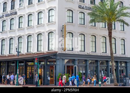 NEW ORLEANS, LA, USA - 2 APRILE 2023: La casa di Sazerac all'angolo di Magazine Street e Canal Street nel quartiere centrale degli affari Foto Stock