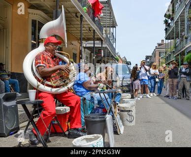 NEW ORLEANS, LA, USA - 16 APRILE 2023: Doreen Ketchens e la sua band suonano jazz tradizionale su Royal Street con una folla sullo sfondo Foto Stock