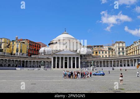 Gruppo turistico, auto di polizia, San Francesco di Paola, basilica, chiesa, Piazza del Plebiscito, piazza, Napoli, Campania, Italia Foto Stock