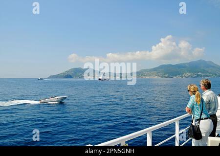 Turismo, Ferry, Isola d'Ischia, Golfo di Napoli, Campania, Italia Meridionale, Italia Foto Stock