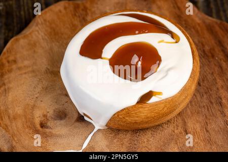 Yogurt fresco con aggiunta di cioccolato per un sapore al cioccolato, primo piano con yogurt al cioccolato dolce Foto Stock