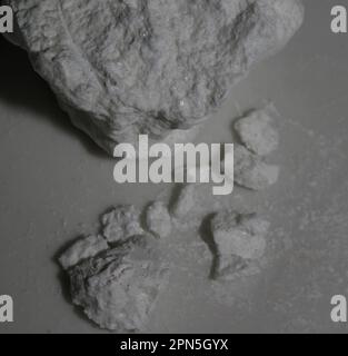 Rocce di cocaina puro primo piano dope e droghe sfondo alta qualità grande formato stampe istantanee sostanze illegali stock fotografia Foto Stock