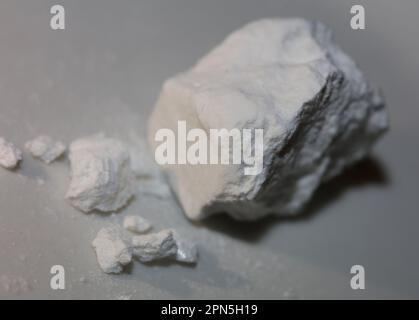 Rocce di cocaina puro primo piano dope e droghe sfondo alta qualità grande formato stampe istantanee sostanze illegali stock fotografia Foto Stock