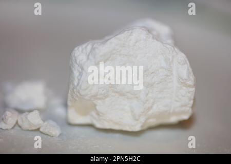 Rocce di cocaina puro primo piano dope e droghe sfondo alta qualità grande formato stampe istantanee sostanze illegali stock fotografia Foto Stock