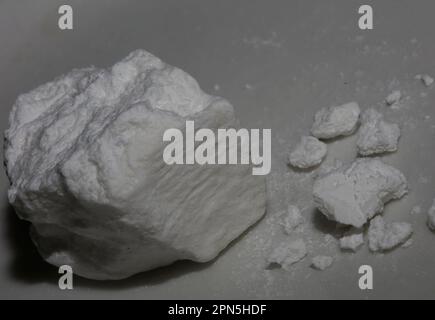 Rocce di cocaina puro primo piano dope e droghe sfondo alta qualità grande formato stampe istantanee sostanze illegali stock fotografia Foto Stock