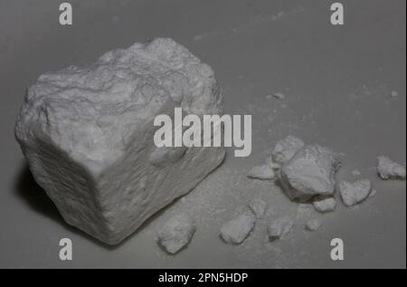 Rocce di cocaina puro primo piano dope e droghe sfondo alta qualità grande formato stampe istantanee sostanze illegali stock fotografia Foto Stock