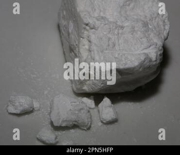 Rocce di cocaina puro primo piano dope e droghe sfondo alta qualità grande formato stampe istantanee sostanze illegali stock fotografia Foto Stock