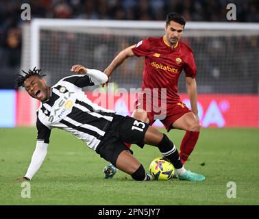 Roma, Italia. 16th Apr, 2023. Il Mehmet Celik (R) di Roma vies con il destino di Udinese Udogie durante una Serie A partita di calcio tra Roma e Udinese a Roma, in Italia, il 16 aprile 2023. Credit: Alberto Lingria/Xinhua/Alamy Live News Foto Stock