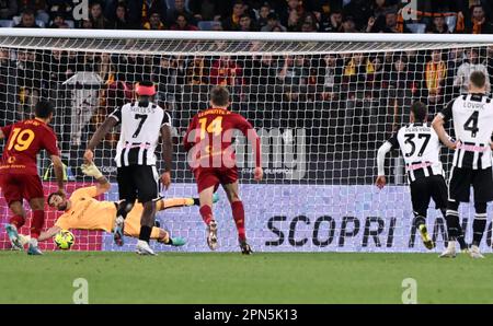 Roma, Italia. 16th Apr, 2023. Roberto Pereyra di Udinese (2nd R) perde il calcio di punizione durante una partita di calcio di Serie A tra Roma e Udinese a Roma, il 16 aprile 2023. Credit: Alberto Lingria/Xinhua/Alamy Live News Foto Stock