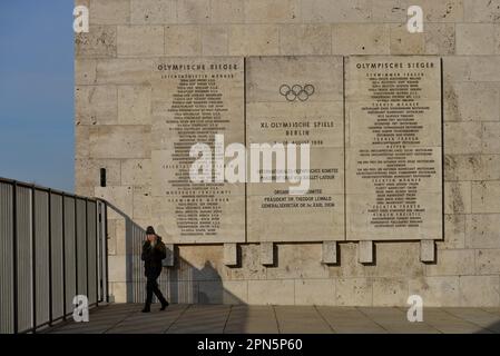 Targa commemorativa, porta della maratona, Stadio Olimpico, Charlottenburg, Berlino, Germania Foto Stock