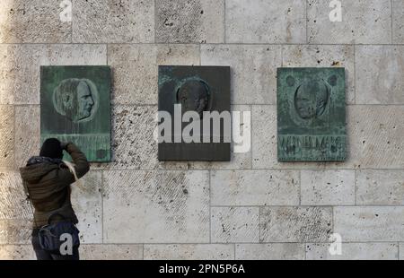 Placche commemorative, porta della maratona, Stadio Olimpico, Charlottenburg, Berlino, Germania Foto Stock