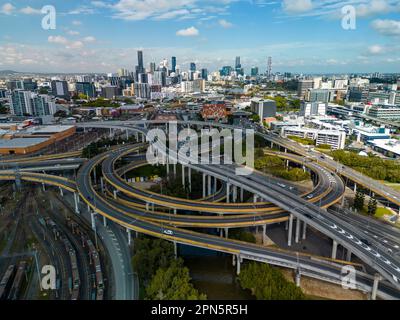 Ripresa aerea della città di Brisbane e del traffico autostradale in Australia di giorno Foto Stock