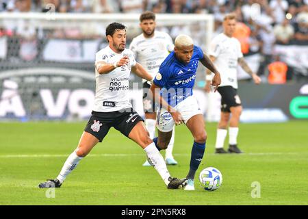 16 aprile 2023, SÃ Paulo, Sao Paulo, Brasile, Brasile: SAO PAULO, BRASILE - 16 APRILE: Giuliano di Corinzi combatte per la palla con Wesley di Cruzeiro durante una partita tra Corinzi e Cruzeiro di Campeonato Brasileiro 2023 presso l'Arena Neo Quimica il 16 aprile 2023, a SÃ£o Paulo, Brasile. (Credit Image: © Leandro Bernardes/PX Imagens via ZUMA Press Wire) SOLO PER USO EDITORIALE! Non per USO commerciale! Foto Stock