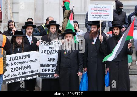 Londra, Regno Unito. 16th aprile 2023. La marcia di al-Quds ha avuto luogo fra l'ufficio domestico e Whitehall, tenuta vicino all'ultimo venerdì di Ramadan annualmente. L'evento è stato iniziato per opporsi alle politiche discriminatorie israeliane, al sionismo e mostrare solidarietà al popolo palestinese. Una piccola contro-protesta israeliana è stata tenuta separata dalla marcia da agenti di polizia. Credit: Undicesima ora di Fotografia/Alamy Live News Foto Stock