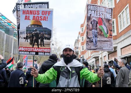 Londra, Regno Unito. 16th aprile 2023. La marcia di al-Quds ha avuto luogo fra l'ufficio domestico e Whitehall, tenuta vicino all'ultimo venerdì di Ramadan annualmente. L'evento è stato iniziato per opporsi alle politiche discriminatorie israeliane, al sionismo e mostrare solidarietà al popolo palestinese. Una piccola contro-protesta israeliana è stata tenuta separata dalla marcia da agenti di polizia. Credit: Undicesima ora di Fotografia/Alamy Live News Foto Stock
