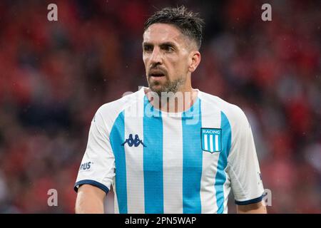 Ciudad De Avellaneda, Argentina. 16th Apr, 2023. Gabriel Hauche del Racing Club guarda su durante un Liga Profesional 2023 match tra Independiente e Racing Club a Estadio Libertadores de America. Punteggio finale: Independiente 1:1 Racing Club (Photo by Manuel Cortina/SOPA Images/Sipa USA) Credit: Sipa USA/Alamy Live News Foto Stock