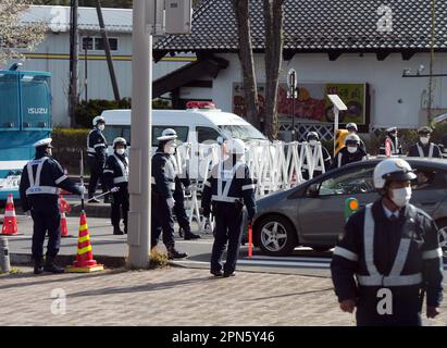 Karuizawa, Giappone. 17th Apr, 2023. Gli agenti di polizia controllano la strada di accesso alla riunione dei ministri degli Esteri dei G7 paesi. Credit: Soeren Stache/dpa/Alamy Live News Foto Stock