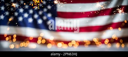 Bandiera americana sfocata con luci bokeh e scintillatori. Quarto di luglio Independence Day sfondo Foto Stock