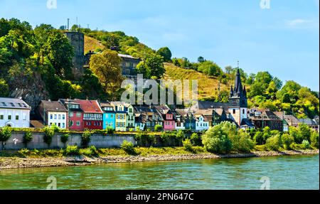 Niederheimbach città con il castello di Heimburg nella gola del Reno in Germania Foto Stock