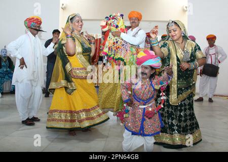 Jaipur, Rajasthan, India. 7th Apr, 2023. L'artista folk del Rajasthani esegue la danza tradizionale durante la celebrazione del 30th° giorno di fondazione di Jawahar Kala Kendra (JKK) a Jaipur. (Credit Image: © Sumit Saraswat/Pacific Press via ZUMA Press Wire) SOLO PER USO EDITORIALE! Non per USO commerciale! Foto Stock