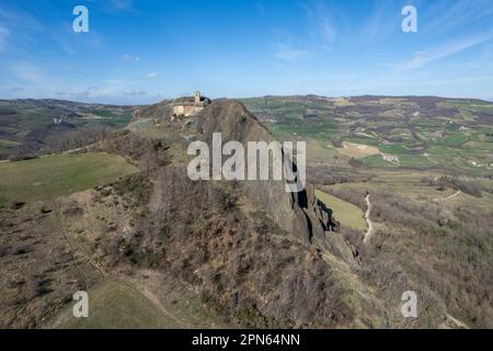 Veduta panoramica aerea di pietra Perduca, chiesa di Sant'Anna, paesaggio della Val Trebbia, Travo, Piacenza Italia Foto Stock