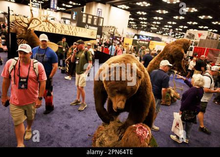 INDIANAPOLIS, INDIANA - 15 APRILE: Gli ospiti passeranno davanti ad un orso farcito durante le riunioni e le mostre annuali della National Rifle Association presso l'Indiana Convention Center il 15 Aprile 2023 ad Indianapolis, Indiana. Il convegno, che si prevede attirerà circa 70.000 ospiti, è stato aperto venerdì. (Foto di Jeremy Hogan/The Bloomingtonian) Foto Stock