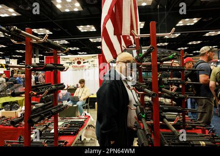 INDIANAPOLIS, INDIANA - 15 APRILE: Parti di armi sono in mostra presso lo stand della Tony's Customs durante le riunioni annuali e le mostre della National Rifle Association presso l'Indiana Convention Center il 15 Aprile 2023 ad Indianapolis, Indiana. Il convegno, che si prevede attirerà circa 70.000 ospiti, è stato aperto venerdì. (Foto di Jeremy Hogan/The Bloomingtonian) Foto Stock