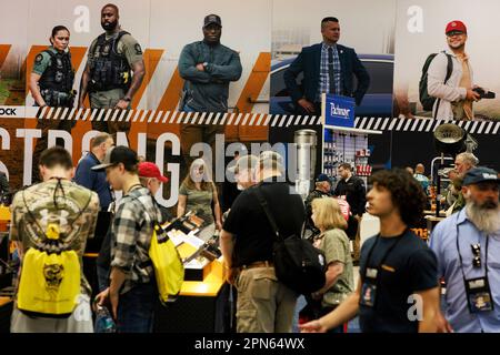 INDIANAPOLIS, INDIANA - 15 APRILE: Gli ospiti passano davanti allo stand Glock durante le riunioni annuali e le mostre della National Rifle Association presso l'Indiana Convention Center il 15 Aprile 2023 ad Indianapolis, Indiana. Il convegno, che si prevede attirerà circa 70.000 ospiti, è stato aperto venerdì. (Foto di Jeremy Hogan/The Bloomingtonian) Foto Stock