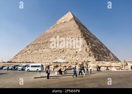 La piramide di Khafre (Chefren) nell'altopiano di Giza. Piramidi storiche dell'Egitto. Foto Stock