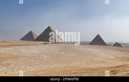 Paesaggio delle principali piramidi nell'altopiano di Giza. Piramidi di Khufu (Cheope), Khafre (Chefren) e Menkaure (Mycerinus). Egitto Foto Stock