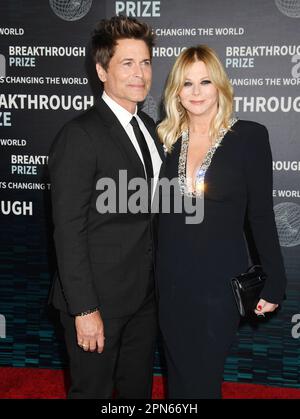 LOS ANGELES, CALIFORNIA - 15 APRILE: (L-R) Rob Lowe e Sheryl Berkoff partecipano alla Nona cerimonia del Premio Breakthrough all'Academy Museum of Motion Picture Foto Stock