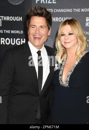 LOS ANGELES, CALIFORNIA - 15 APRILE: (L-R) Rob Lowe e Sheryl Berkoff partecipano alla Nona cerimonia del Premio Breakthrough all'Academy Museum of Motion Picture Foto Stock