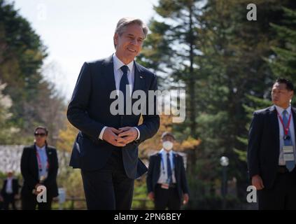 Karuizawa, Giappone. 17th Apr, 2023. Antony J. Blinken, Stati Uniti Segretario di Stato, cammina per una foto di famiglia durante la riunione dei Ministri degli Esteri del G7 al Karuizawa Prince Hotel. Credit: Soeren Stache/dpa/Alamy Live News Foto Stock