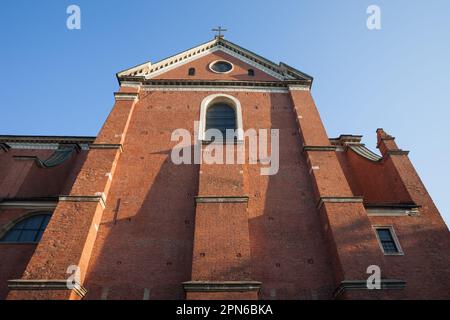 Chiesa dei Santi Pietro e Paolo vista laterale nel centro storico di Cracovia, Polonia. Foto Stock