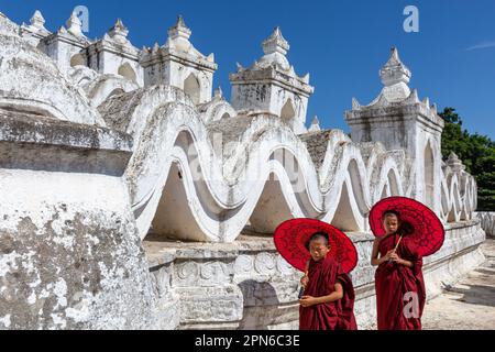 Mingun, Mandalay, Myanmar, 16 novembre 2016: La pagoda bianca di Hsinbyume si trova vicino a Mingun Pagoda, vicino Mandalay, Myanmar. Foto Stock